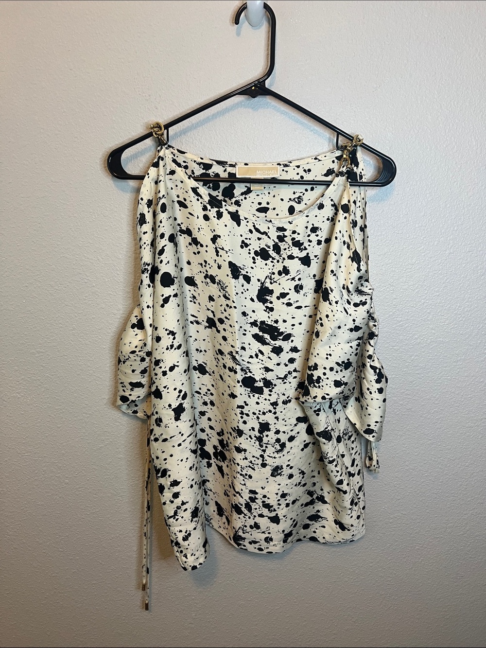 Michael Kors Black/White Splatter Print Cold Shoulder Chain Blouse Size S - flaw